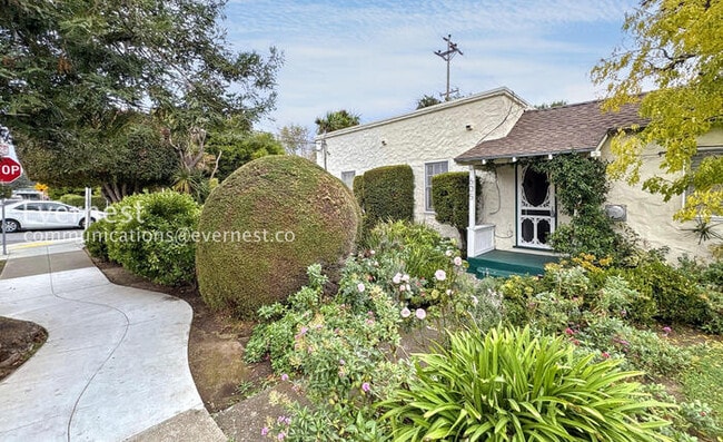 Building Photo - 605 E Santa Inez Ave