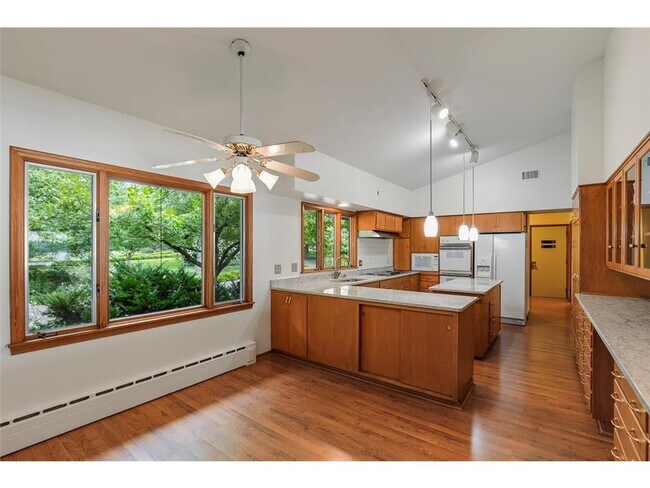 Building Photo - 6400 Greenbriar Ave
