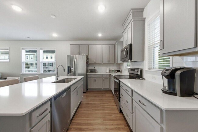 Building Photo - 301 Lanyard St