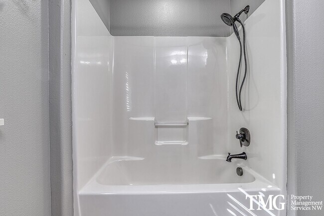 Building Photo - Large Pet Friendly 3 bed 2.5 bath home in ...
