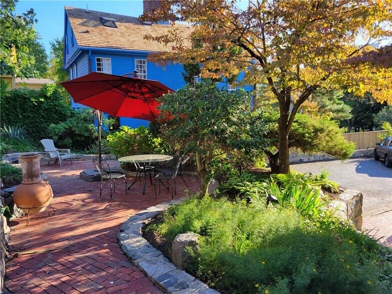 Building Photo - 8 Cady St