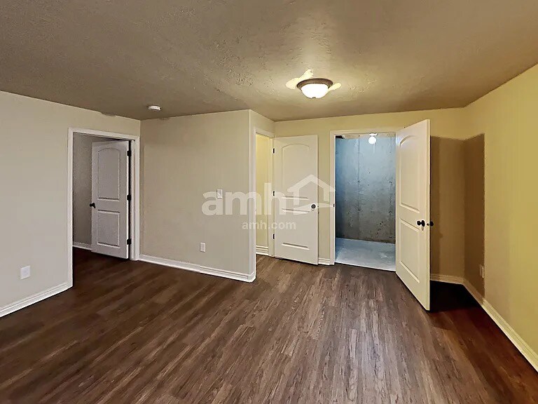 Building Photo - 1604 E Shadow Dr