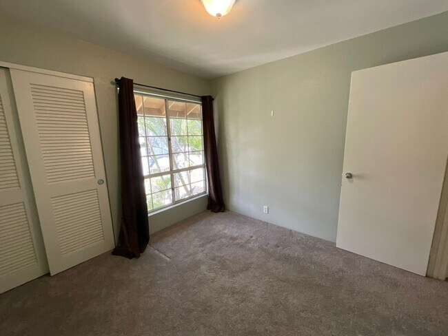 Building Photo - 625 Mananai Pl