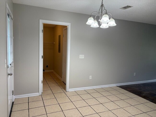Building Photo - WINTER MOVE-IN SPECIAL: $500 OFF 1st MONTH'S RENT!**
