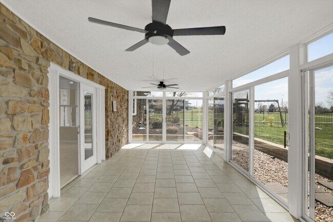 Building Photo - 3037 Golfview Dr