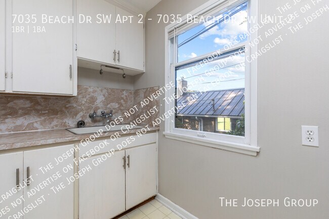 Building Photo - 7035 Beach Dr SW