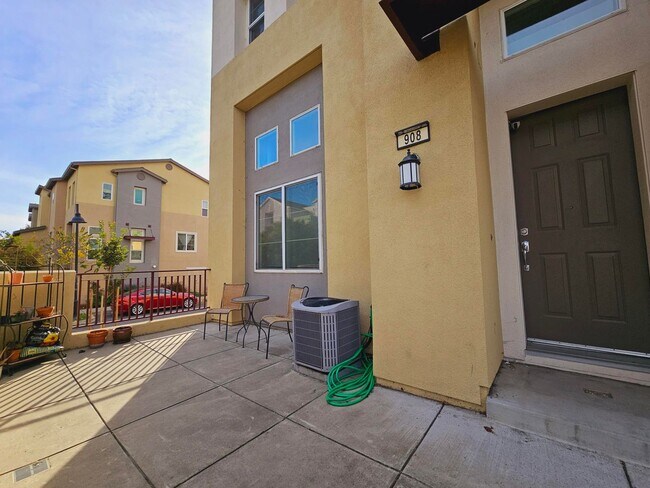 Building Photo - Modern Spacious 4-bedroom Townhome in San ...