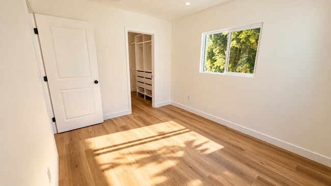 Building Photo - 4380 Huntington Dr S