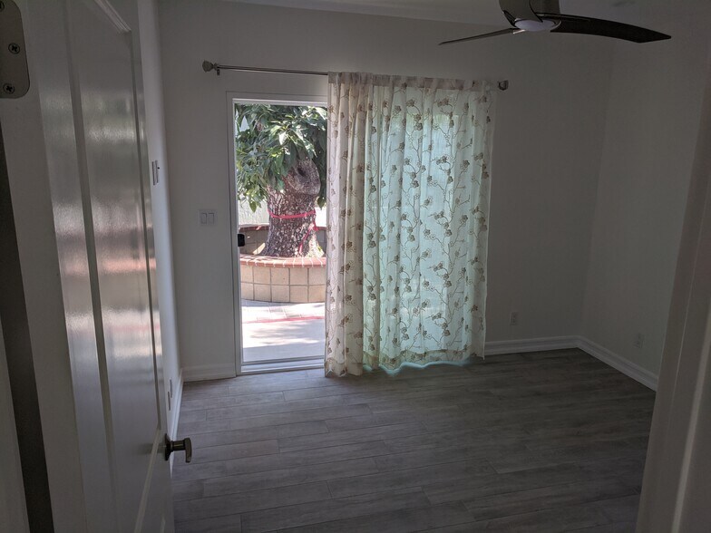 Building Photo - 2442 Granville Ave