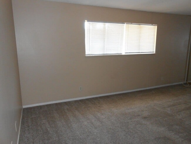 Building Photo - Spacious 2 story Townhouse with Community Pool