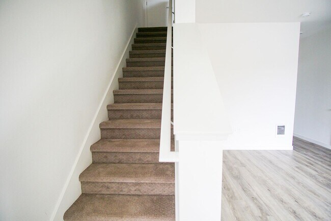 Building Photo - Rare 3 Bed, 2 Bath Townhouse Ready Late Se...