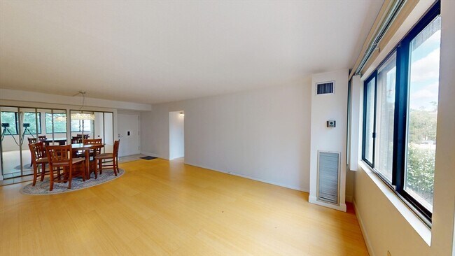 Building Photo - 1731 Beacon St