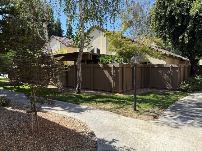 Building Photo - Updated 2-bedroom condo in gated community!