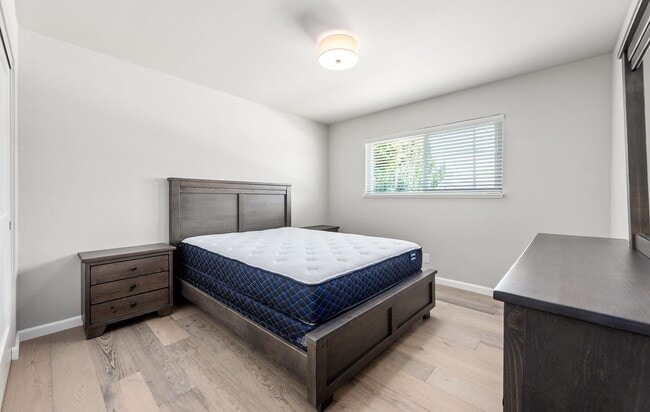 Building Photo - Spacious 3 BD / 2 BA Home with Beautifully...