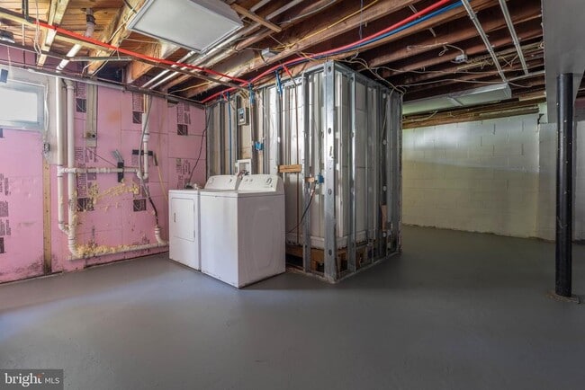 Building Photo - 360 Hollowbrook Dr