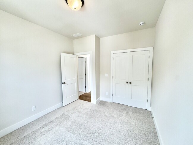 Building Photo - Your Alpharetta Retreat Awaits – Elegant T...