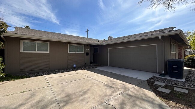 Building Photo - 2960 Cabrillo Dr