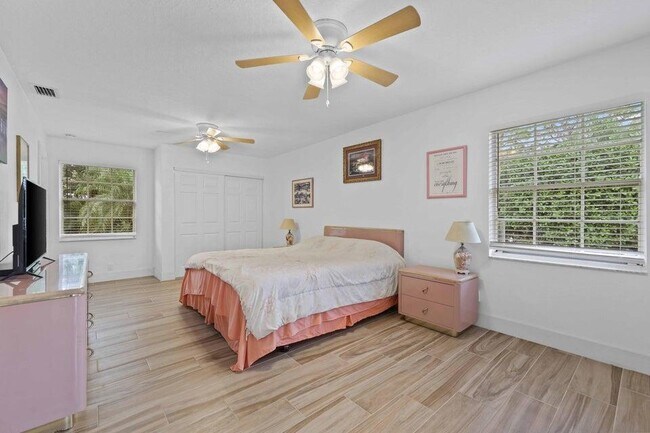 Building Photo - 5554 Hibiscus Rd