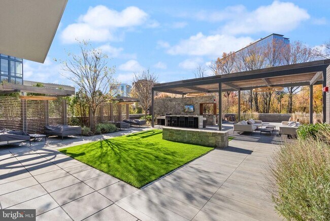 Building Photo - 7887 Jones Branch Dr