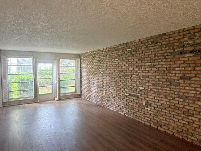 Building Photo - 4602 Martinique Way