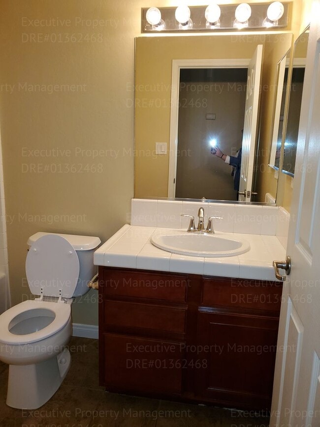 Building Photo - Spacious 4 bedroom 2 bathroom home