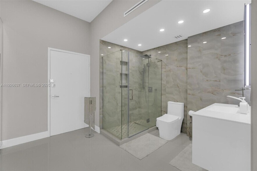 Building Photo - 18011 Biscayne Blvd