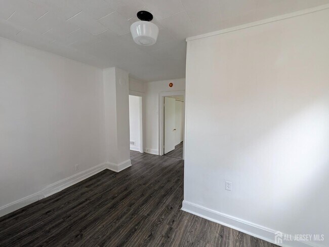 Building Photo - 121 Kossuth St