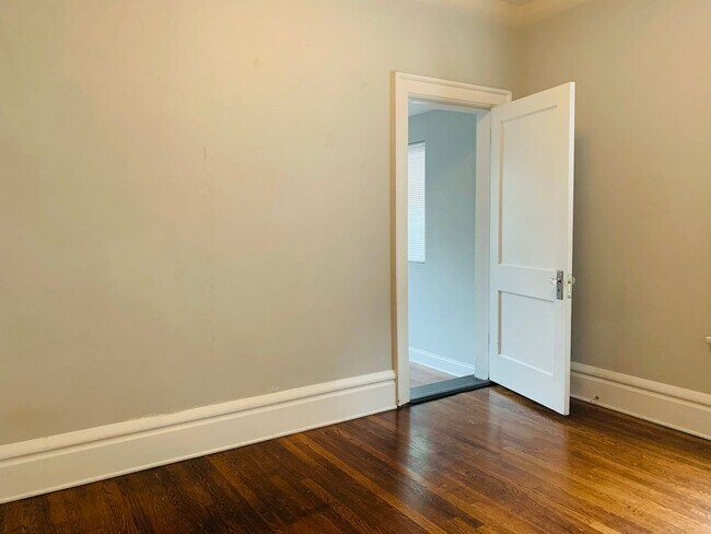 Building Photo - 3 bedroom 1.5 bath one block from Franklin Conservatory