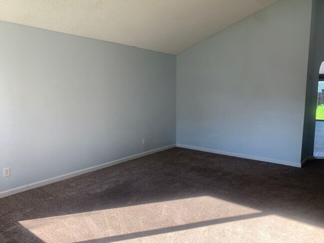 Building Photo - Beautifully Maintained Fairfield Home is A...