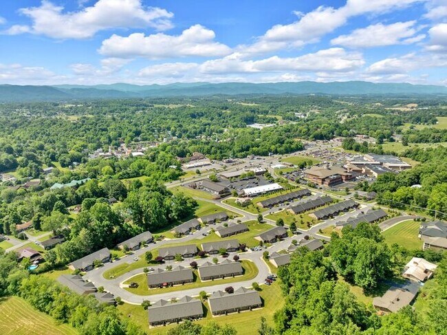 Building Photo - Hillrise Apartment 1 BR/1.5 Bath One Level with Attached Garage