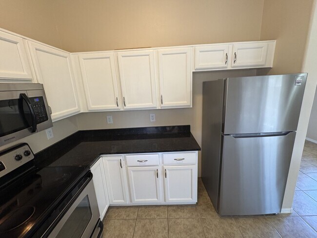 Building Photo - Move in ready east side rental