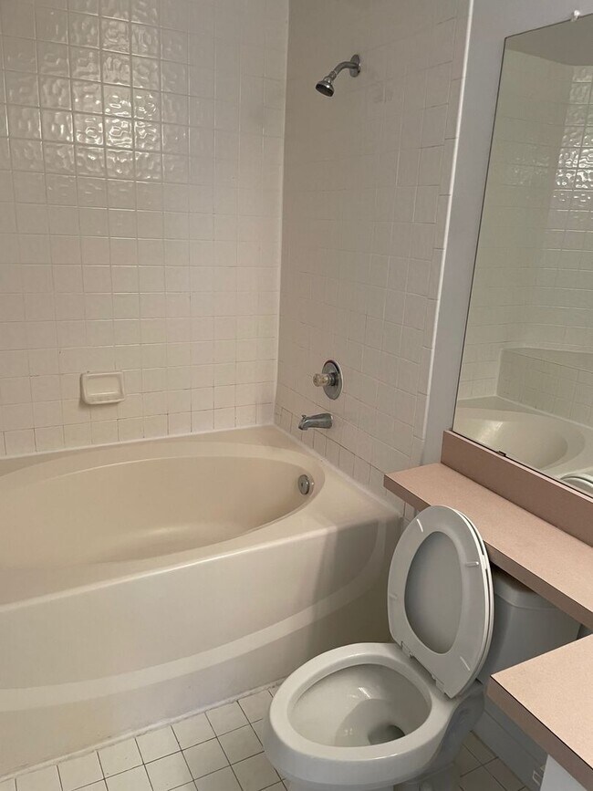 Building Photo - Luxury property. One bedroom condo