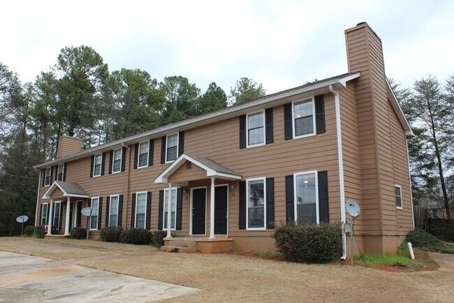 Building Photo - Welcome to this stylish and contemporary 2-bedroom, 1.5-bathroom corner townhome in Stockbridge!