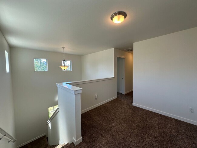 Building Photo - 3 Bed, 2.5 Bath House in Cordata Neighborhood