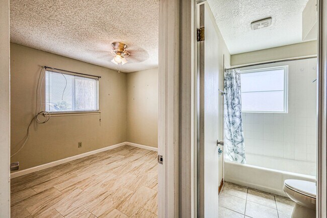 Building Photo - Beautiful 2 bed - 1 baths apartment  part of a TRIPLEX