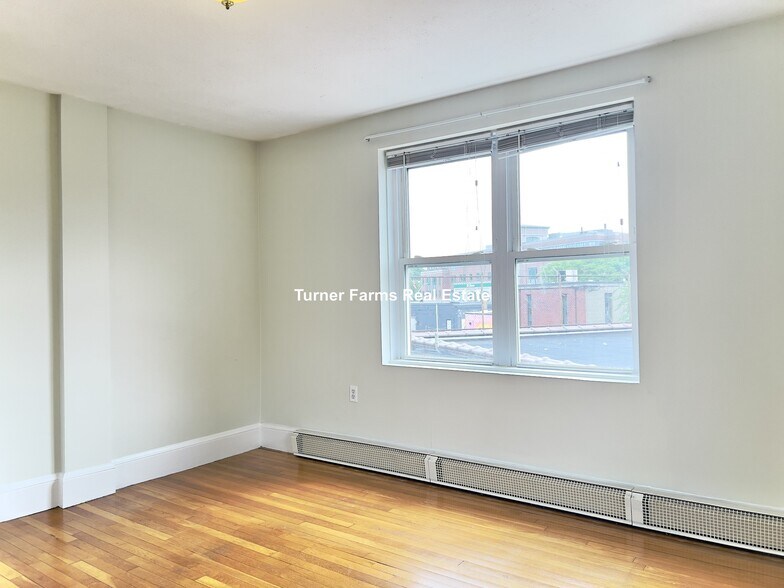 Building Photo - 402A Highland Ave