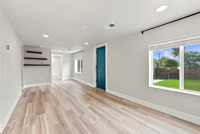 Building Photo - $2,420.95 with $300 Cleaning Voucher 2 Beds - 1 Bath, Single Family Home in Englewood with Privat...