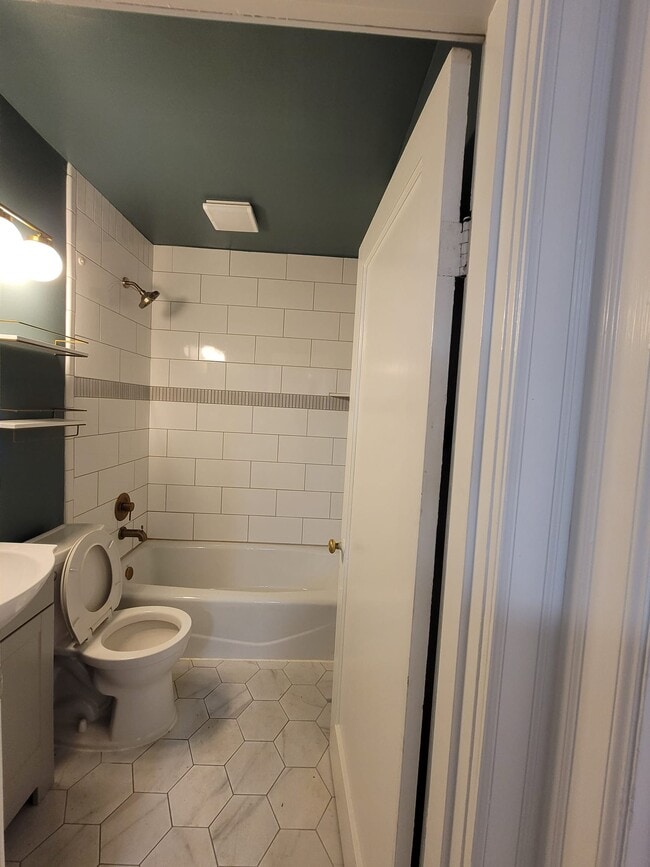 Building Photo - 6815 Lower Ridge Rd