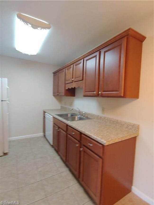 Building Photo - Condo near Guilford College!