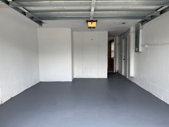 Building Photo - Available Now! Beautiful Single Family Por...