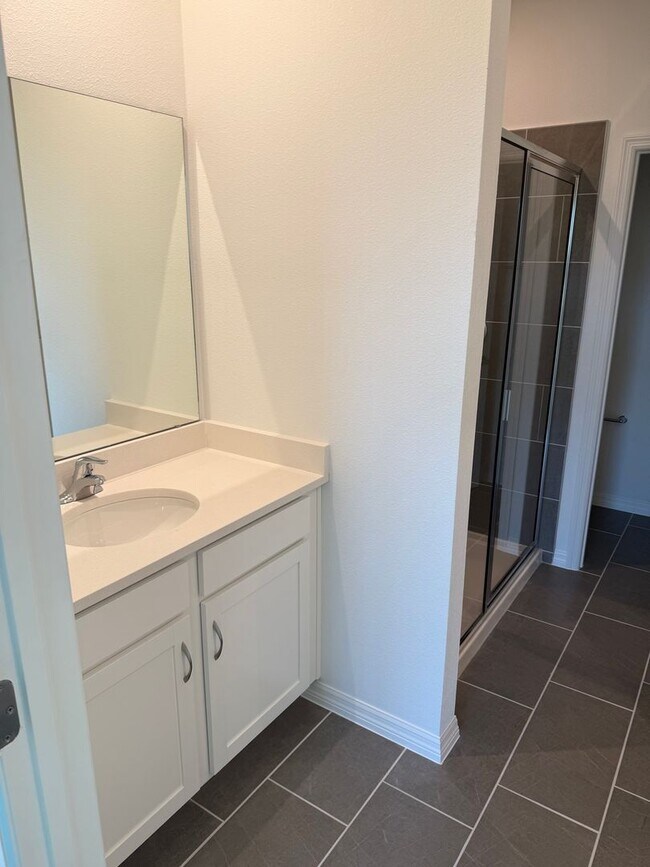 Building Photo - Brand NEW - never used appliances - 4 bedr...