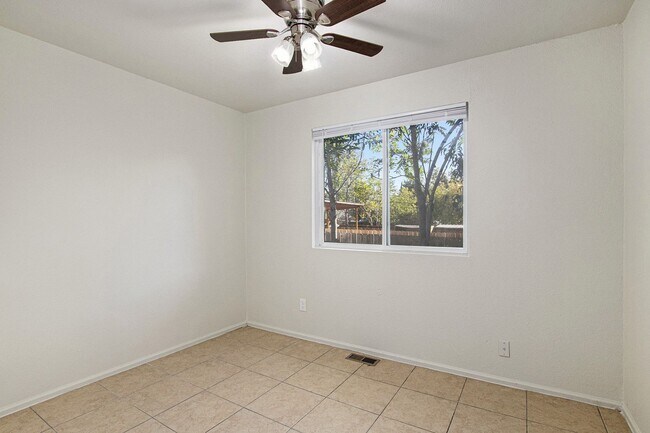 Building Photo - Recently Updated Spacious House Westwood!