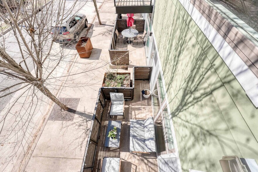 Building Photo - 330 W 5th St