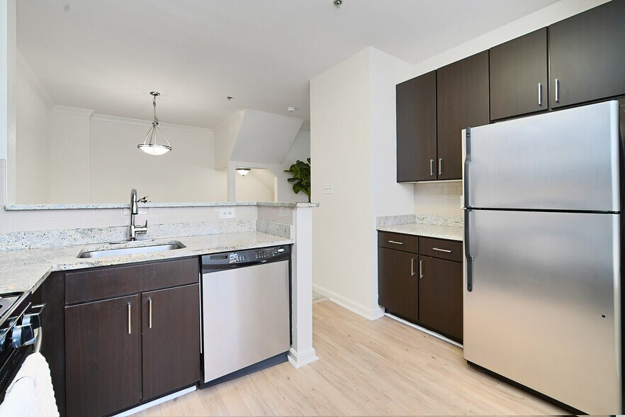 Building Photo - 1960 Chain Bridge Rd