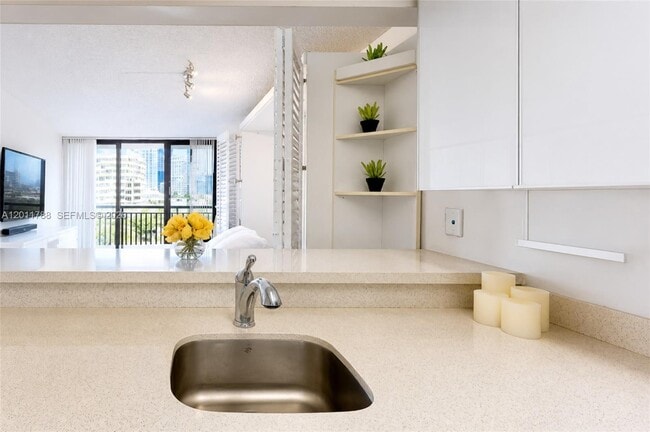Building Photo - 540 Brickell Key Dr