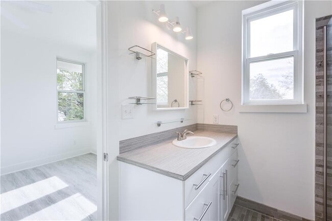 Building Photo - 1906 E 17th St