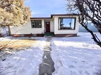 Building Photo - Large 2 bedroom house with an oversized ga...