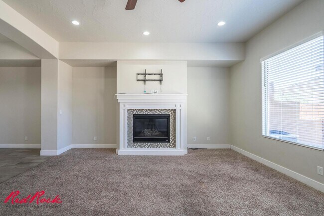 Building Photo - Pet Friendly 4 Bedroom Home! Internet Incl...