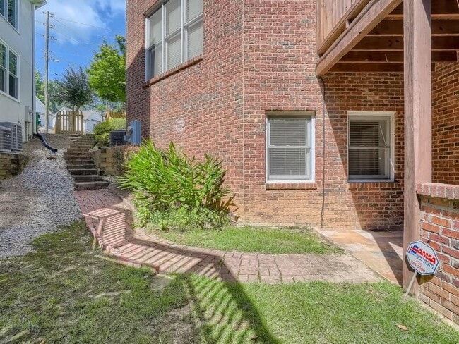 Building Photo - 2330 Logan Cir NE