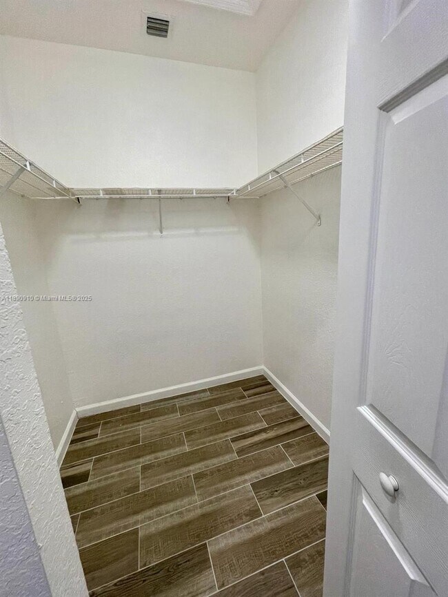 Building Photo - 5347 SW 40th Ave